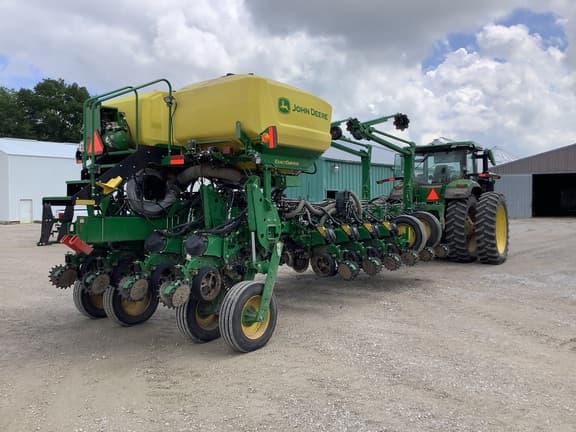Image of John Deere 1775 equipment image 1