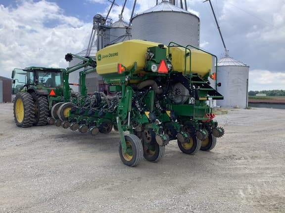 Image of John Deere 1775 equipment image 2