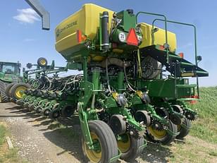 Main image John Deere 1775 1