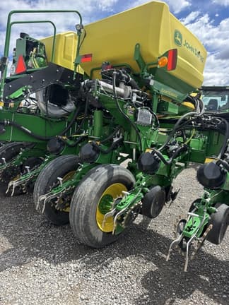 Image of John Deere 1775 equipment image 4