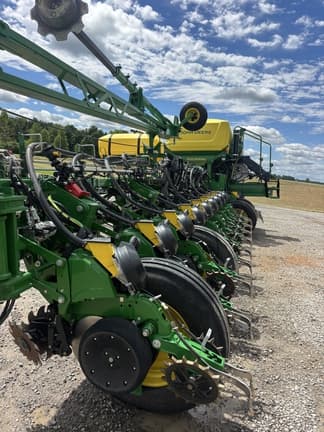 Image of John Deere 1775 equipment image 3