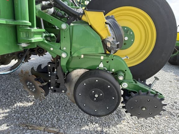 Image of John Deere 1775 equipment image 3