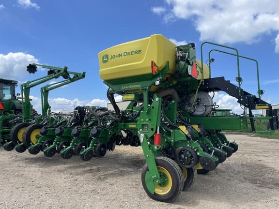 Image of John Deere 1775 equipment image 4