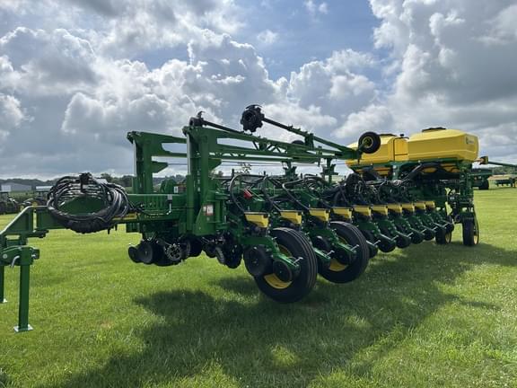 Image of John Deere 1775 Primary image