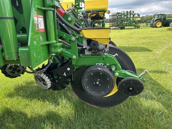 Image of John Deere 1775 equipment image 3
