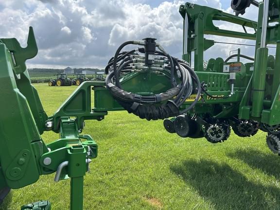 Image of John Deere 1775 equipment image 2
