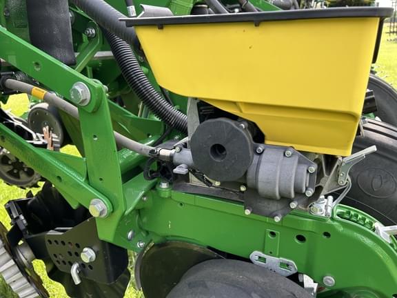 Image of John Deere 1775 equipment image 4