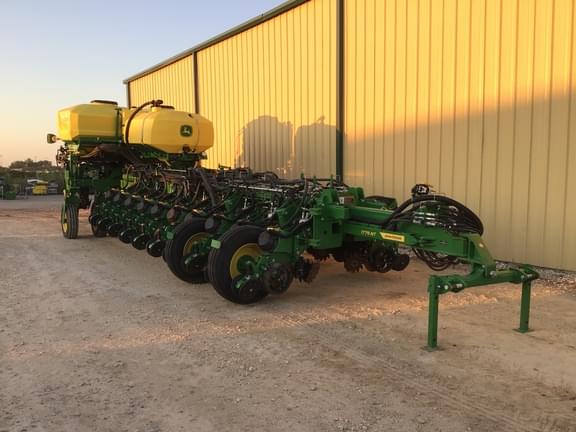 Image of John Deere 1775 equipment image 4