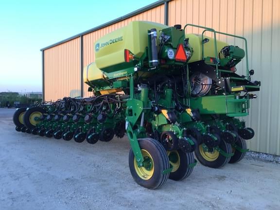 Image of John Deere 1775 equipment image 2