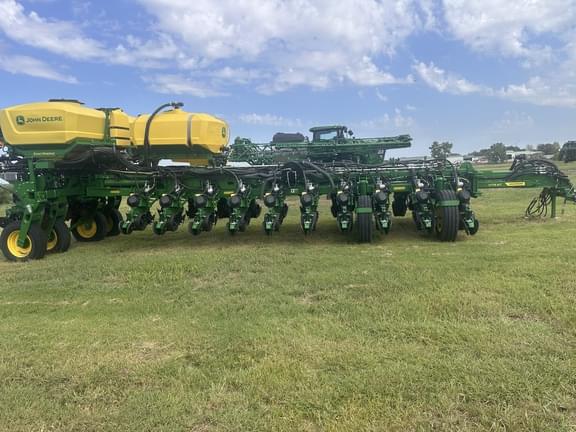 Image of John Deere 1775 equipment image 4