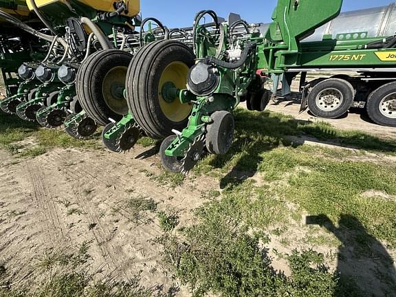 Image of John Deere 1775 equipment image 3