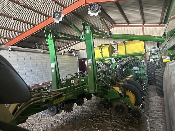 Image of John Deere 1775 equipment image 3