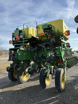 Image of John Deere 1775 equipment image 4