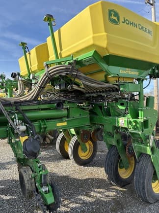 Image of John Deere 1775 equipment image 3