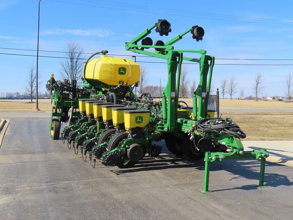 2023 John Deere 1775 Equipment Image0