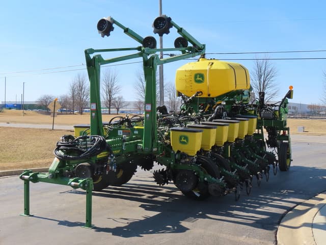 Image of John Deere 1775 equipment image 1