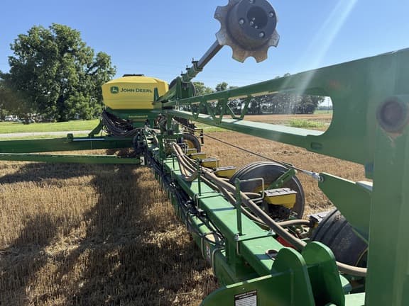 Image of John Deere 1775 equipment image 3