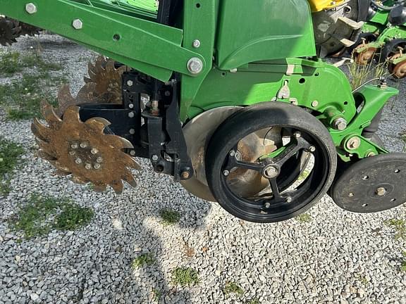 Image of John Deere 1775 equipment image 3