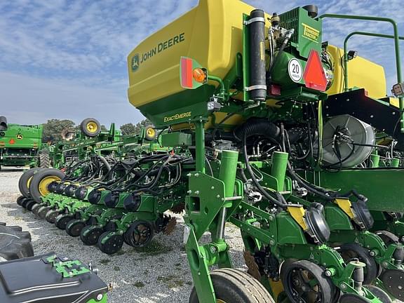 Image of John Deere 1775 equipment image 4