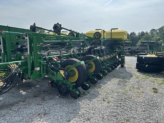Image of John Deere 1775 equipment image 2