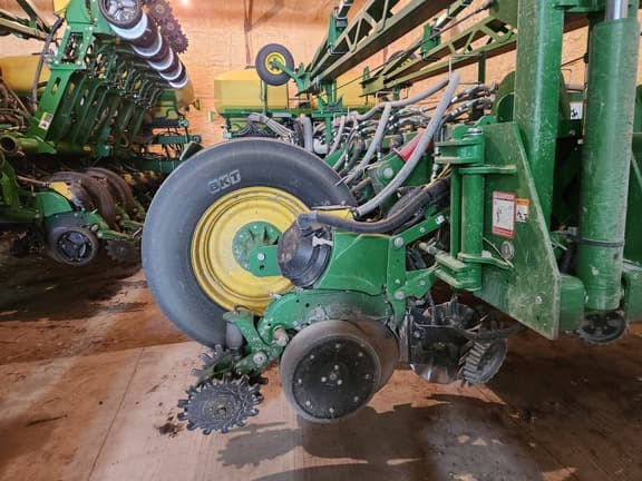 Image of John Deere 1775 equipment image 3