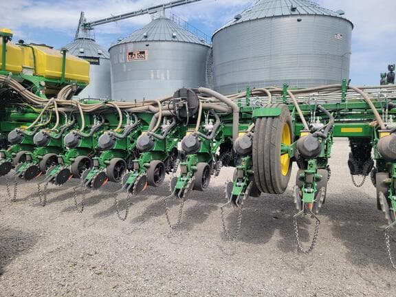 Image of John Deere 1775 equipment image 2