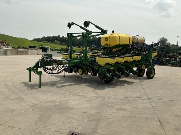 Image of John Deere 1775 equipment image 2