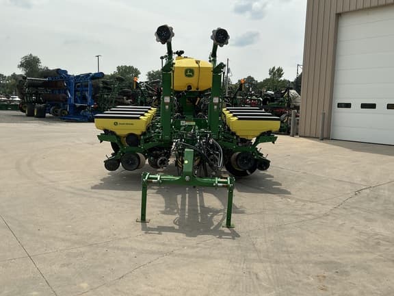 Image of John Deere 1775 equipment image 3