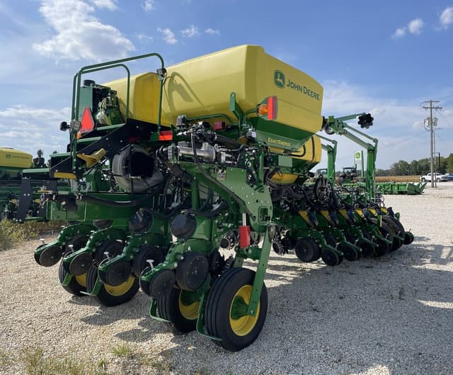 Image of John Deere 1775 equipment image 4