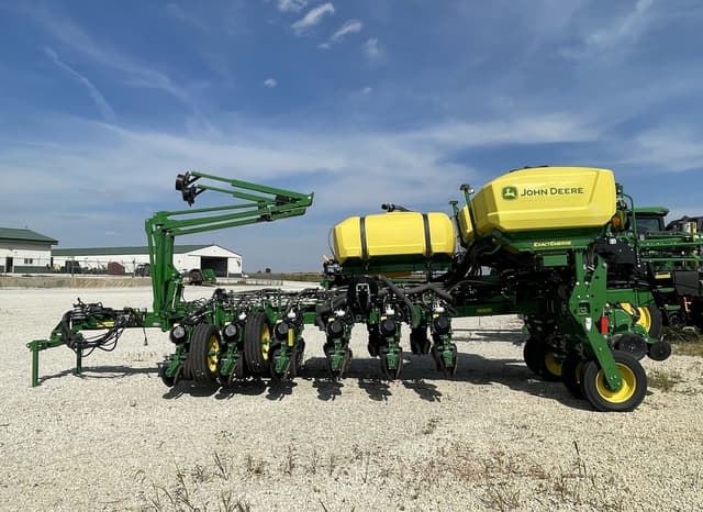 Image of John Deere 1775 equipment image 1