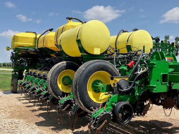 Image of John Deere 1775 equipment image 2