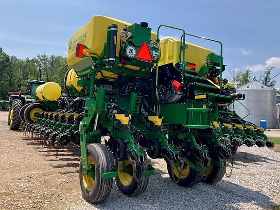 Image of John Deere 1775 equipment image 4