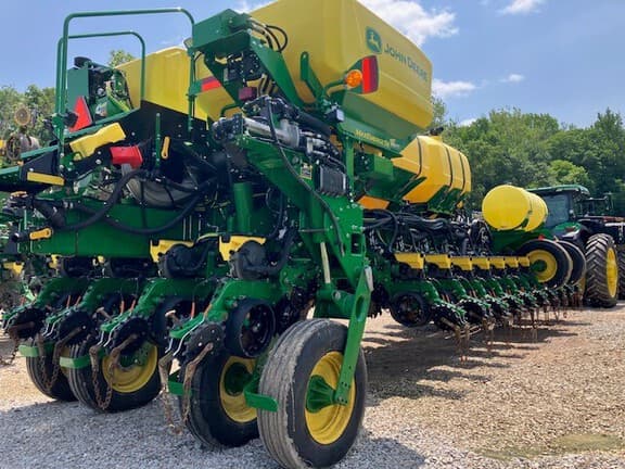 Image of John Deere 1775 equipment image 4