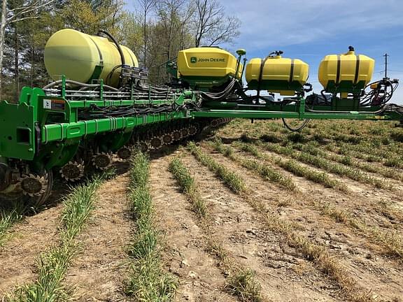 Image of John Deere 1775 equipment image 2