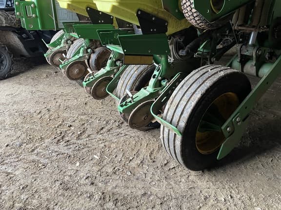 Image of John Deere 1775NT equipment image 4