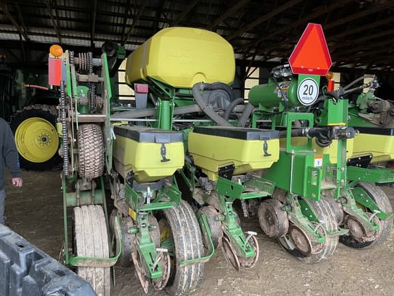 Image of John Deere 1775NT equipment image 2