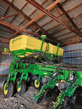 Image of John Deere 1775 equipment image 1