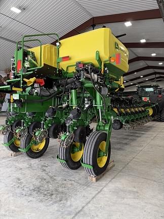 Image of John Deere 1775 equipment image 2