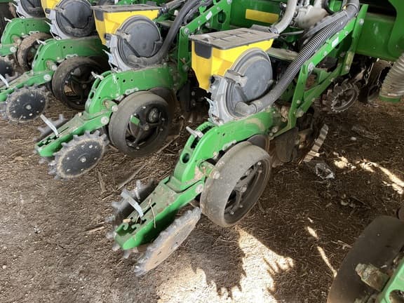 Image of John Deere 1775 equipment image 4