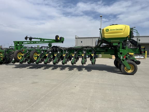 Image of John Deere 1775 equipment image 1