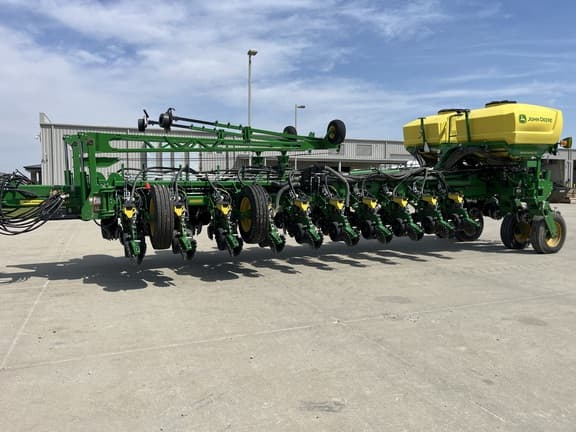Image of John Deere 1775 equipment image 2
