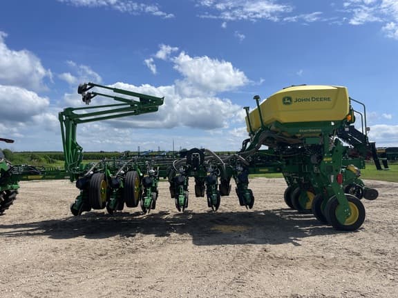 Image of John Deere 1775 equipment image 4