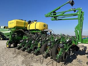 Main image John Deere 1775 13