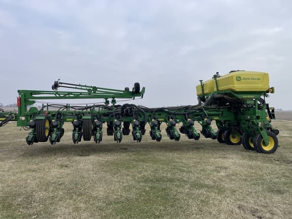 Image of John Deere 1775 equipment image 1