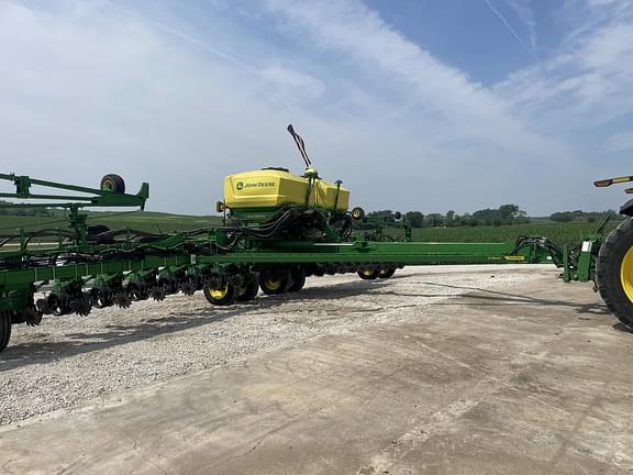 Image of John Deere 1775 equipment image 4