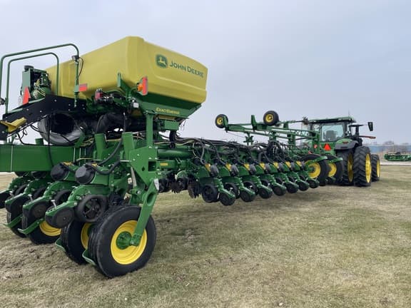 Image of John Deere 1775 equipment image 4