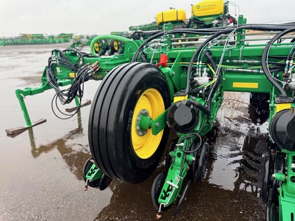 Image of John Deere 1775 equipment image 3