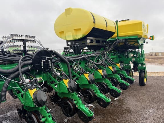 Image of John Deere 1775 equipment image 4