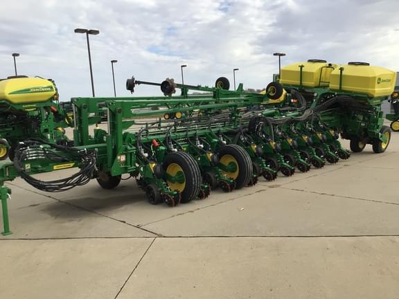 Image of John Deere 1775 equipment image 4