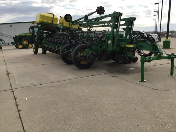 Image of John Deere 1775 equipment image 3